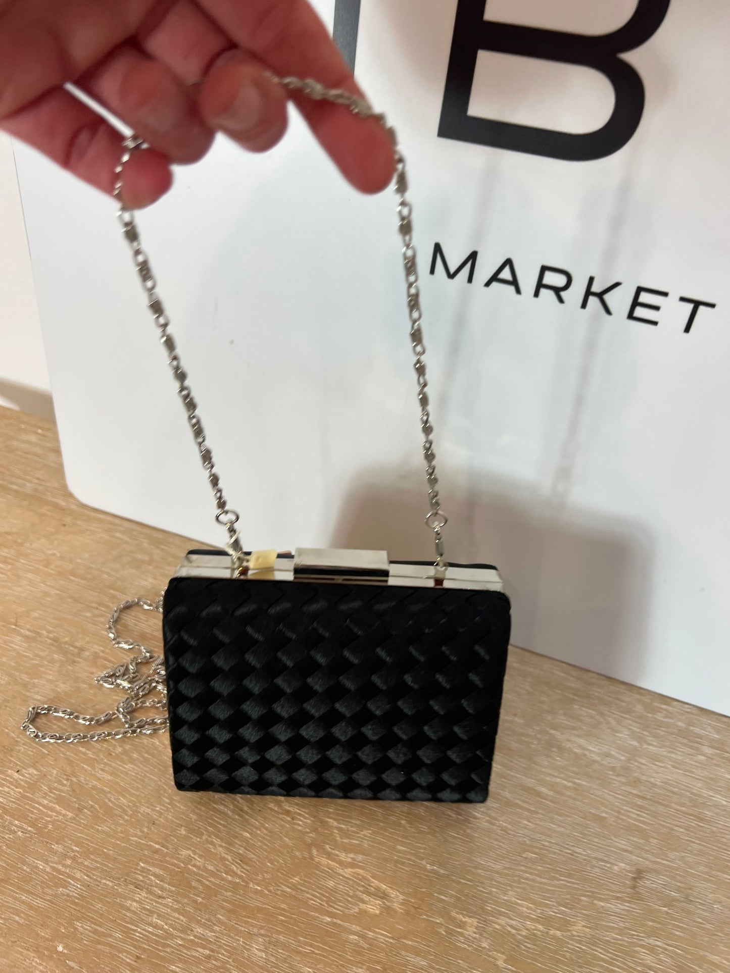 OTRAS. bolso mini negro trenzado