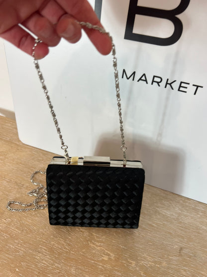 OTRAS. bolso mini negro trenzado