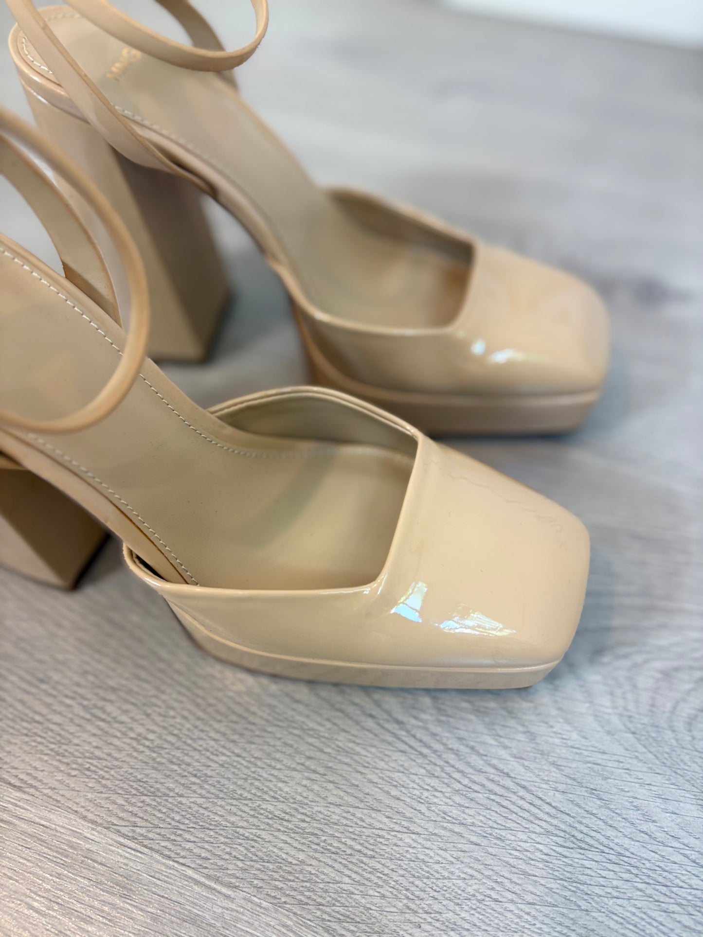 MANGO. Plataforma beige charol T.38