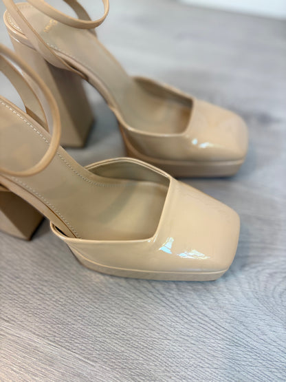 MANGO. Plataforma beige charol T.38