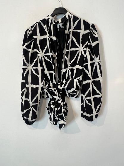 NTB. Blusa negra estampada aberturas