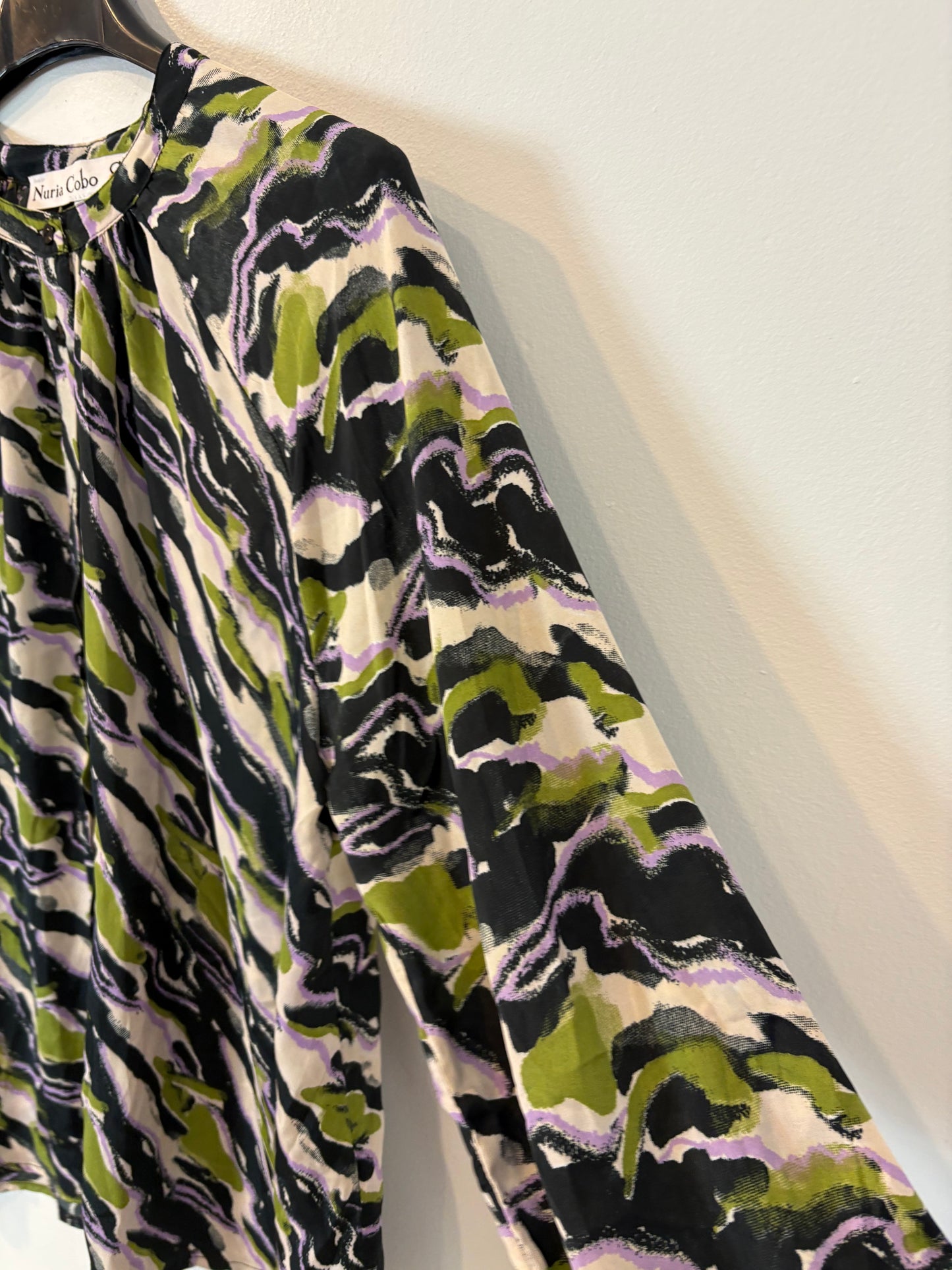 NURIA COBO. Blusa estampada fluida