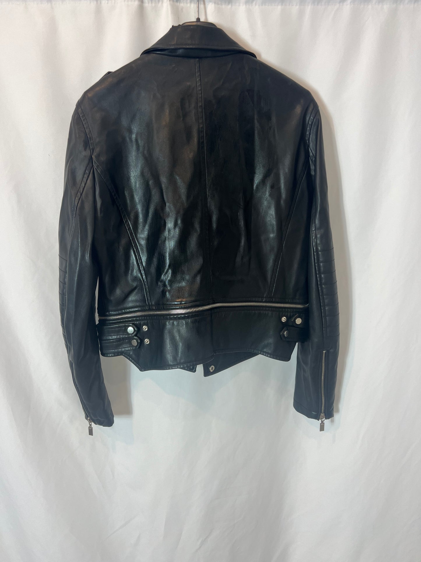 ZARA. Cazadora negra efecto piel. T M