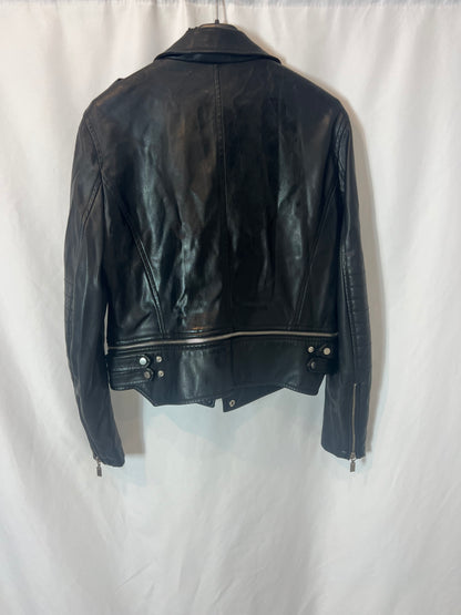 ZARA. Cazadora negra efecto piel. T M