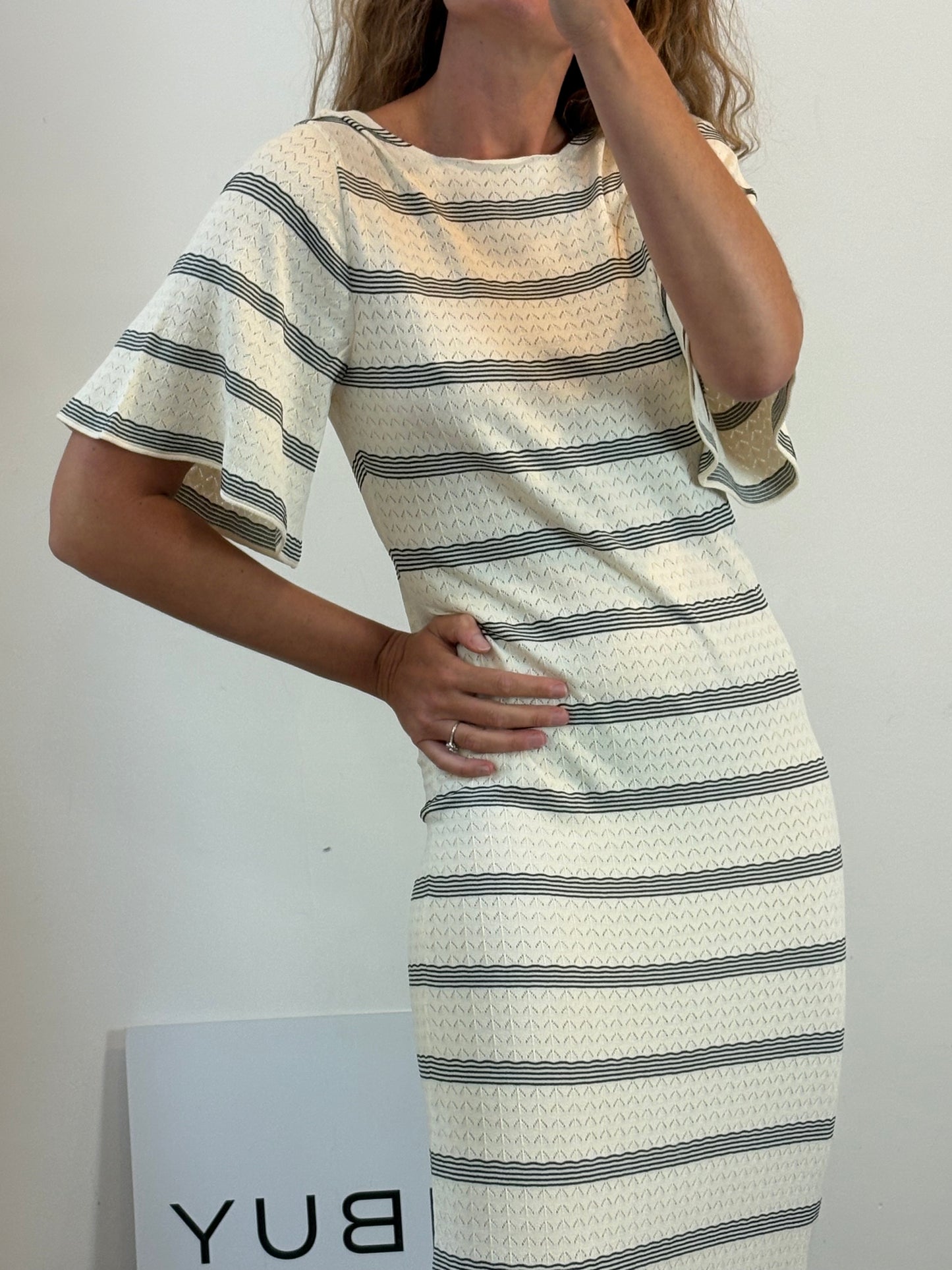 ZARA. Vestido largo beige escote espalda