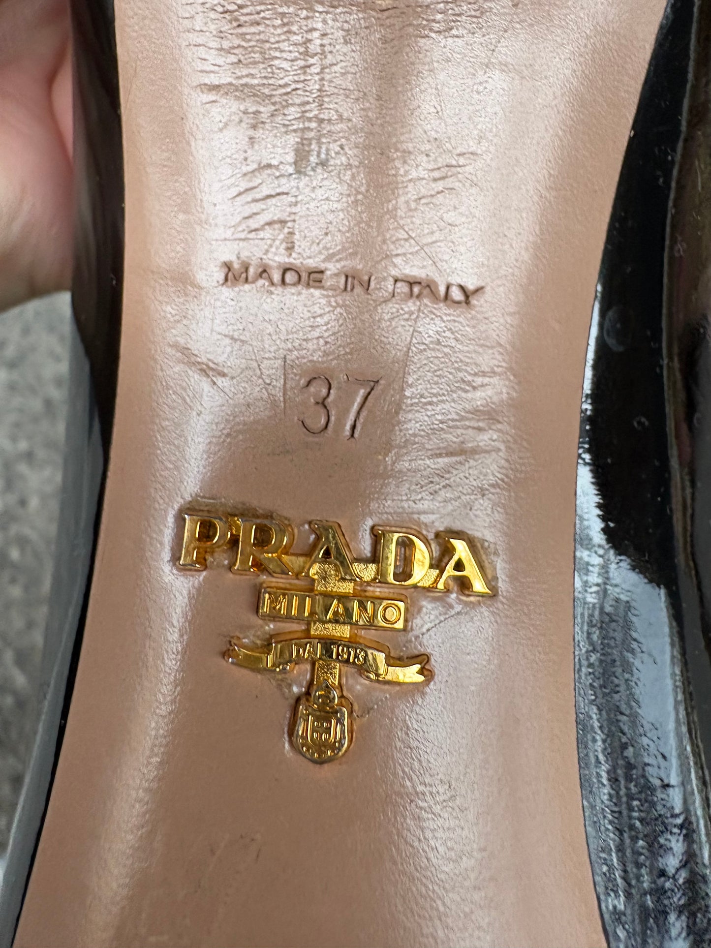 PRADA. Tacones charol lazo