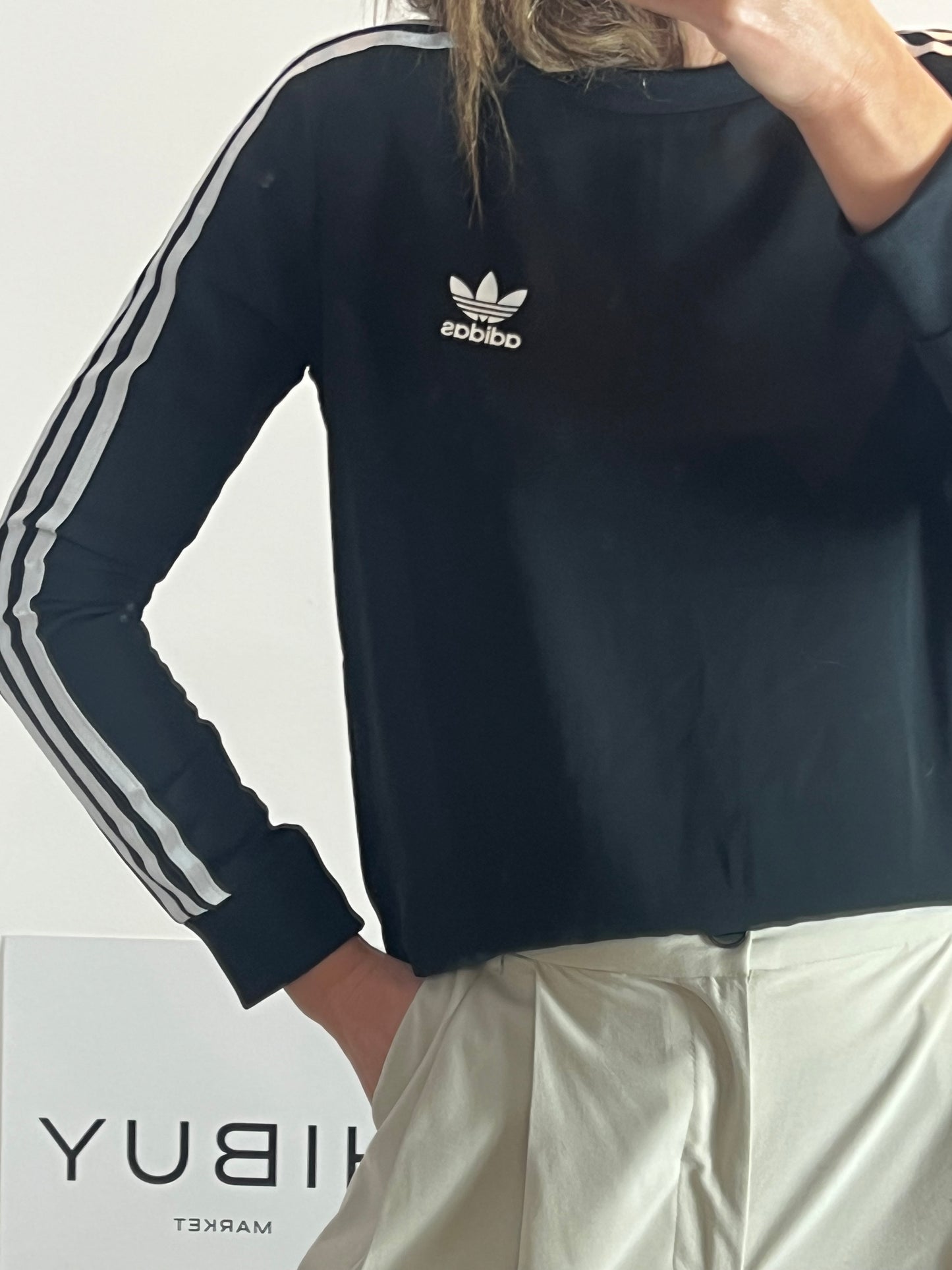 ADIDAS. Sudadera negra fluida. T M