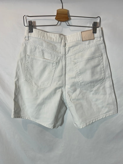 ZARA. Bermuda denim blanca. T 38