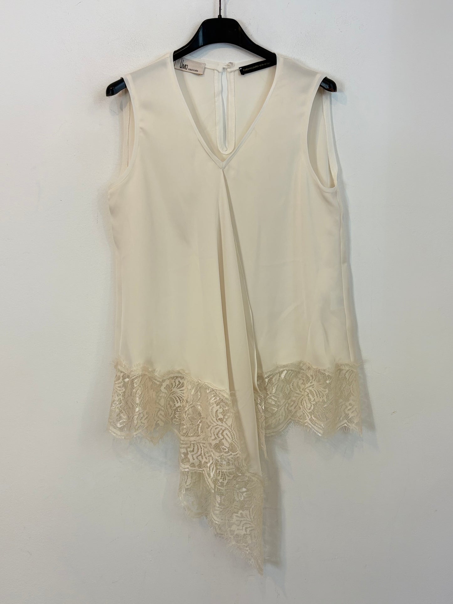 UMO COLLECTION. Top  encaje color crudo abertura