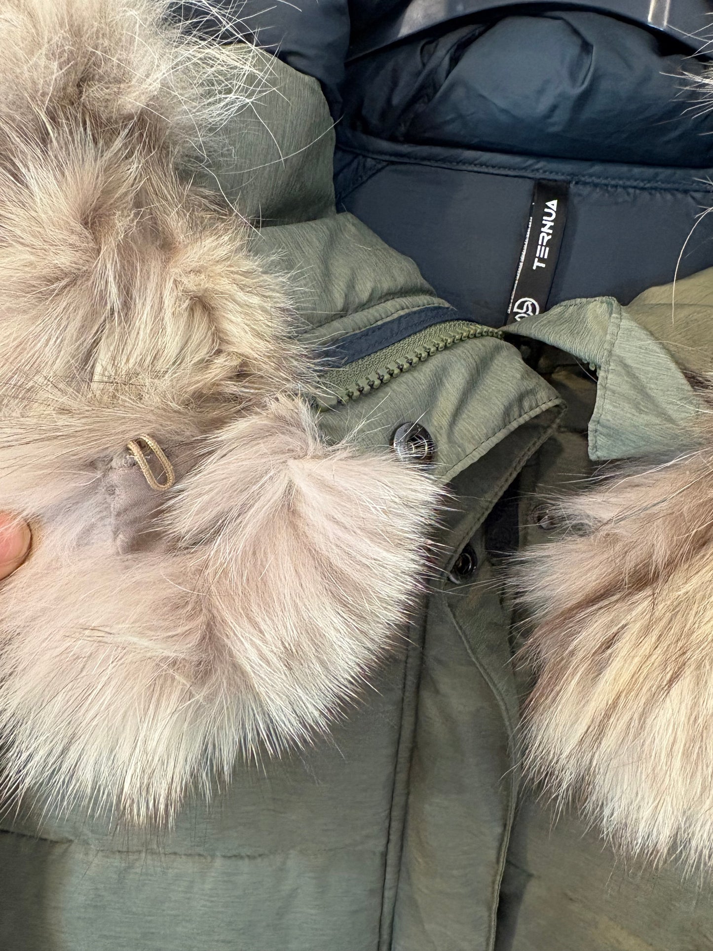 TERNUA. Plumas verde capucha