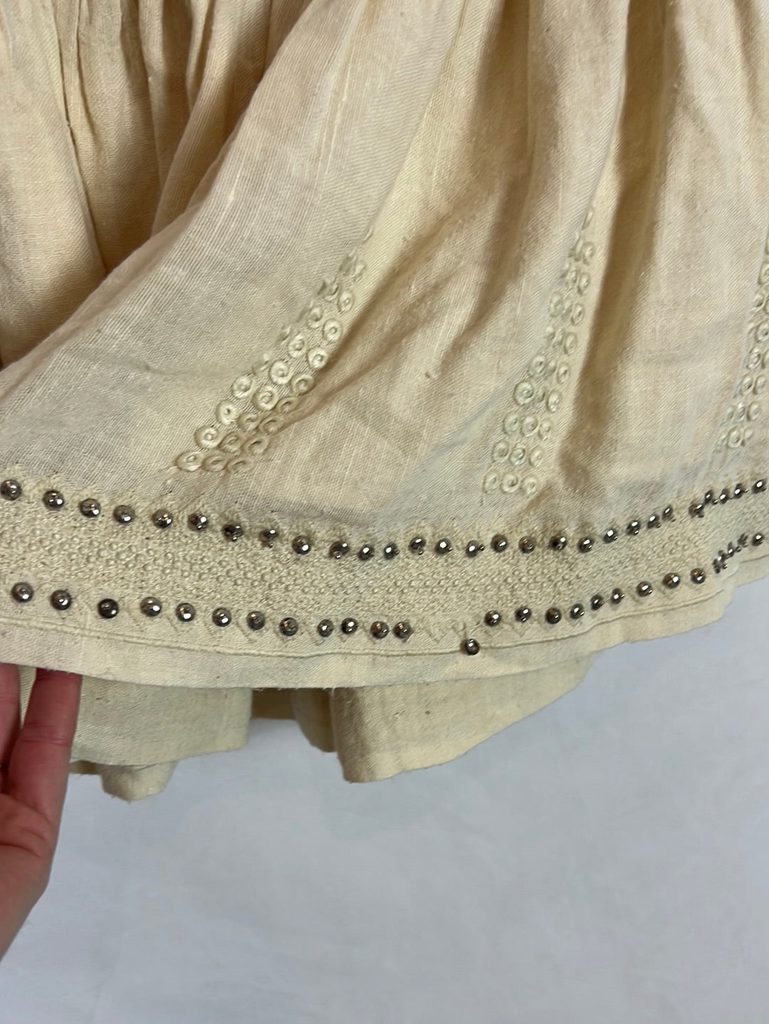 ISABEL MARANT ÉTOILE . Total look beige bordados y tachuelas. T 38/40