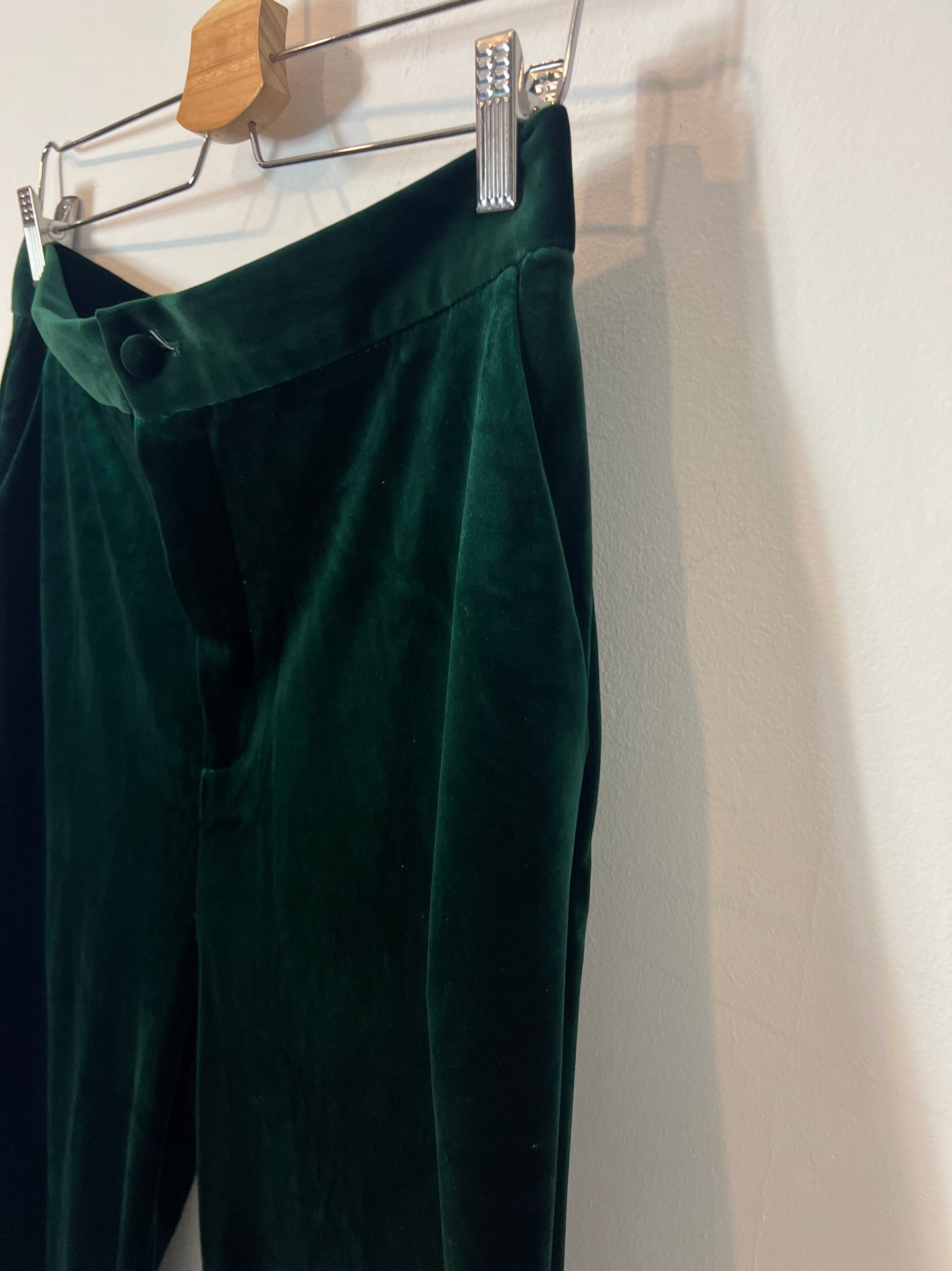 ATTENTIF. Pantalón terciopelo verde. T 40