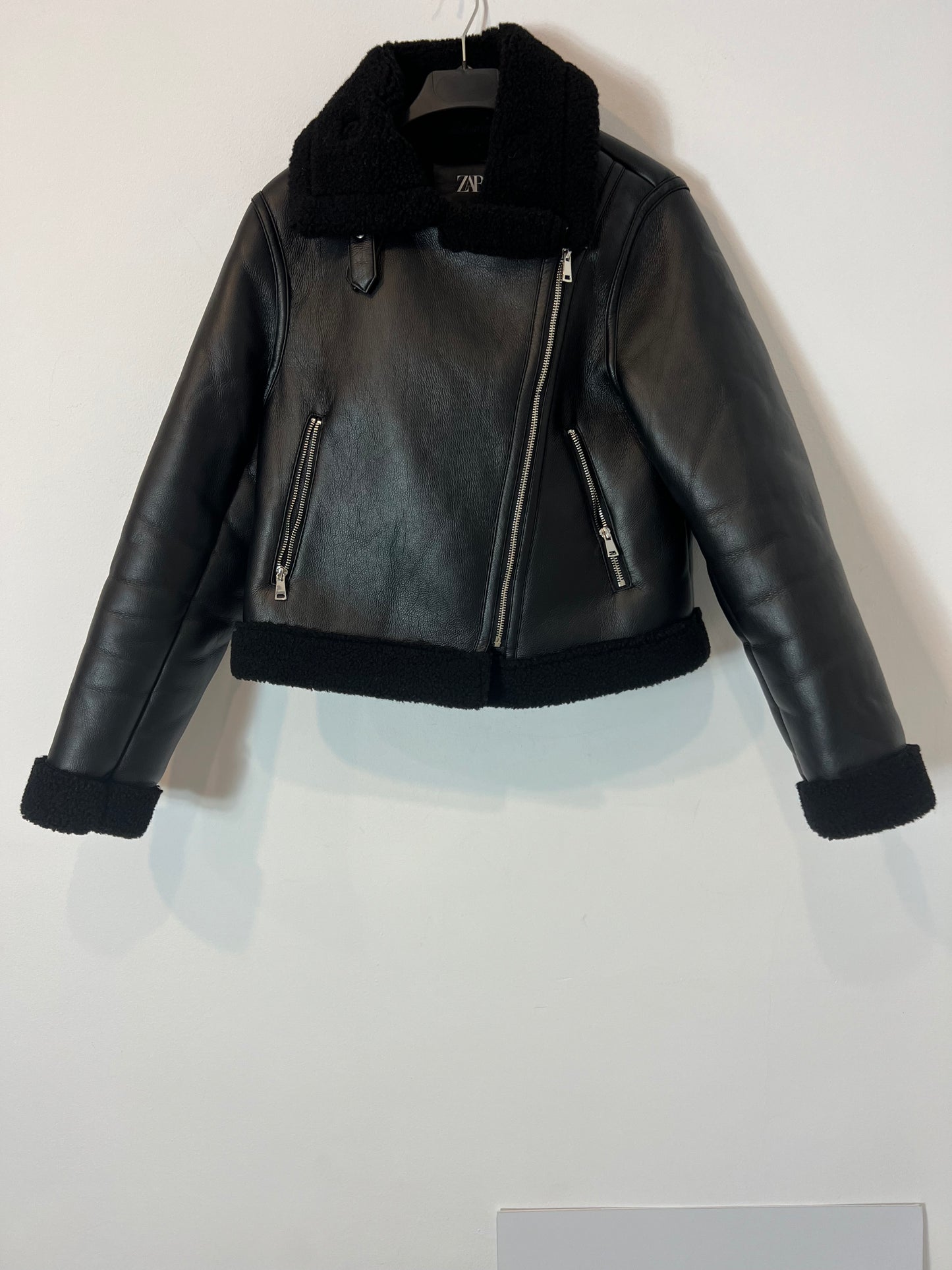 ZARA. Biker negra efecto piel con borrego. T S
