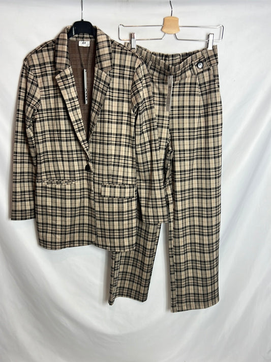 JDY. Total look blazer y pantalón cuadros. T M