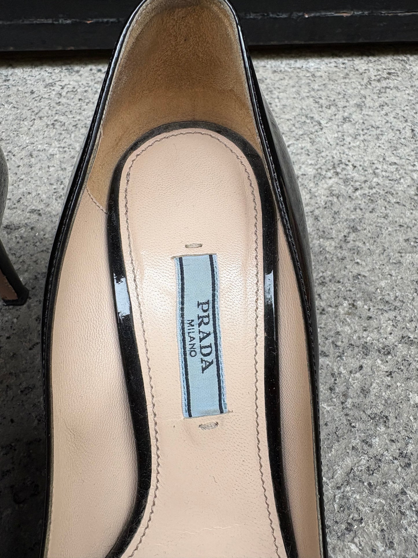 PRADA. Tacones charol lazo