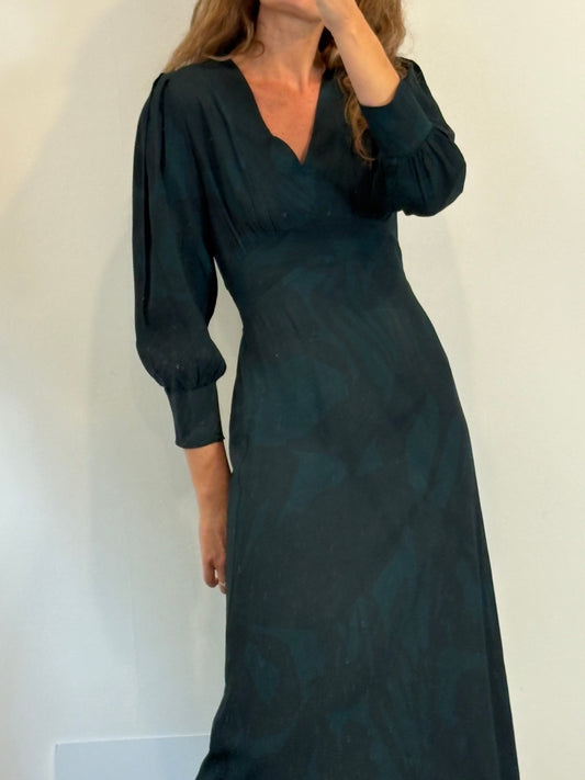 JUAN AVELLANEDA. Vestido largo verde estampado