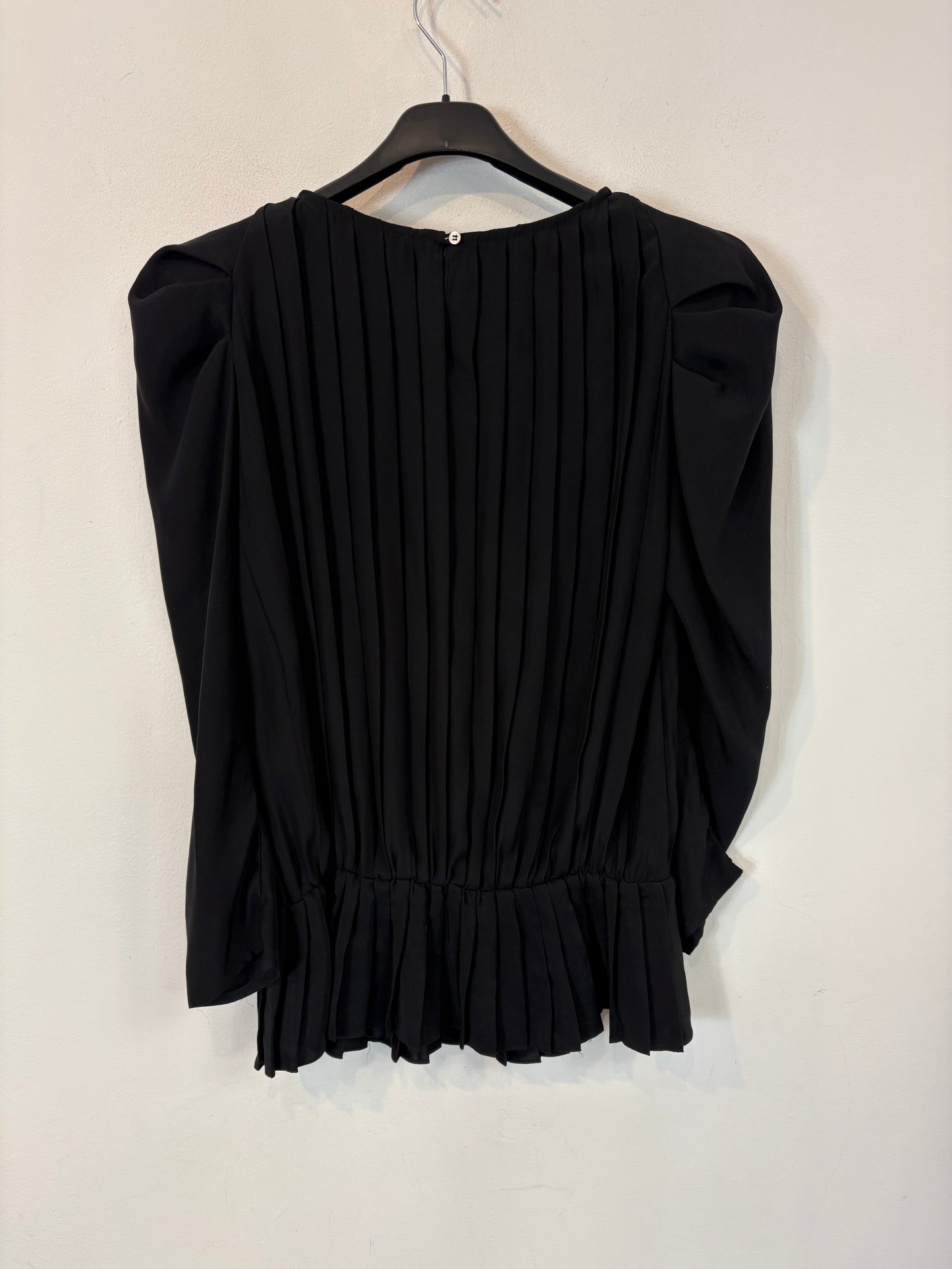 SANDRO. Blusa negra seda lazada