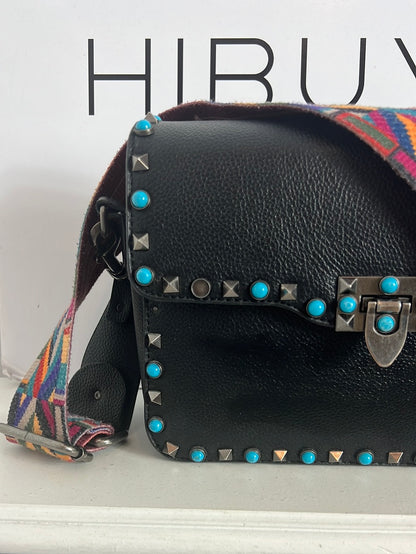 OTRAS. Bolso tachuelas y asa étnica. (Tara)