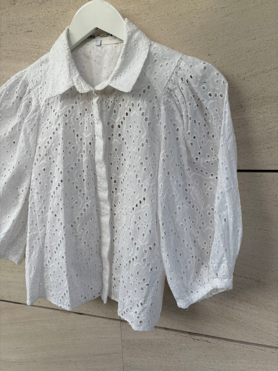 ZARA. Blusa blanca troquelada