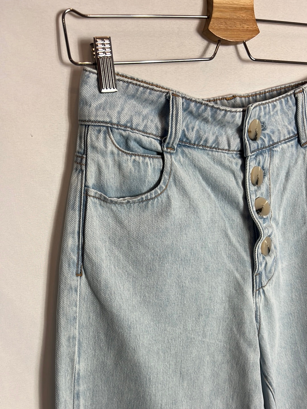 ZARA. Denim claro abotonado. T 36 (tara)