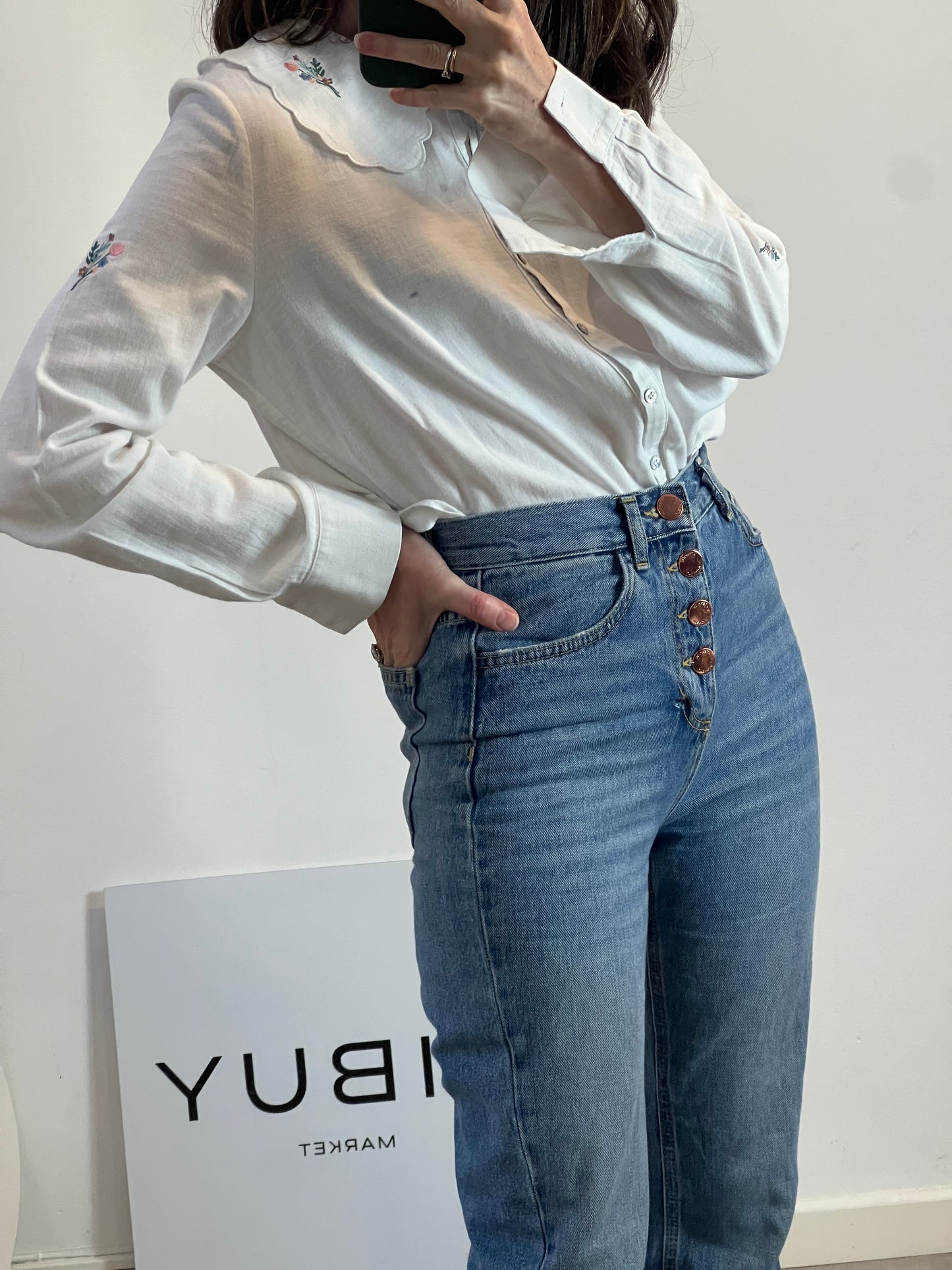 BALZAC. Blusa blanca bordados