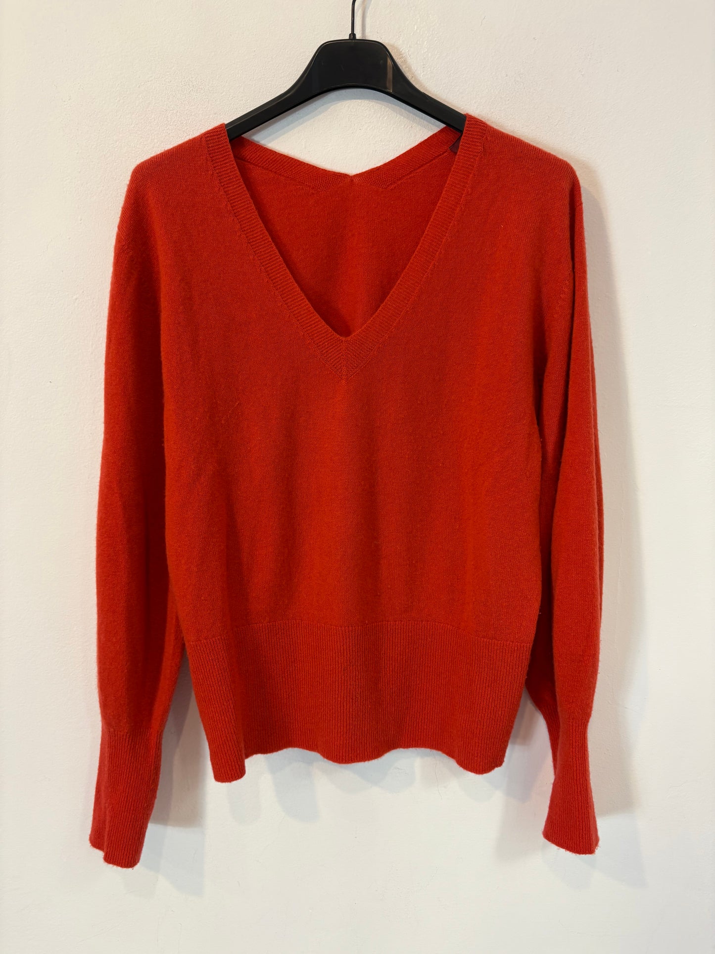 COMPTOIR DES COTONNIERS. Red cashmere V-neck sweater. T.S.