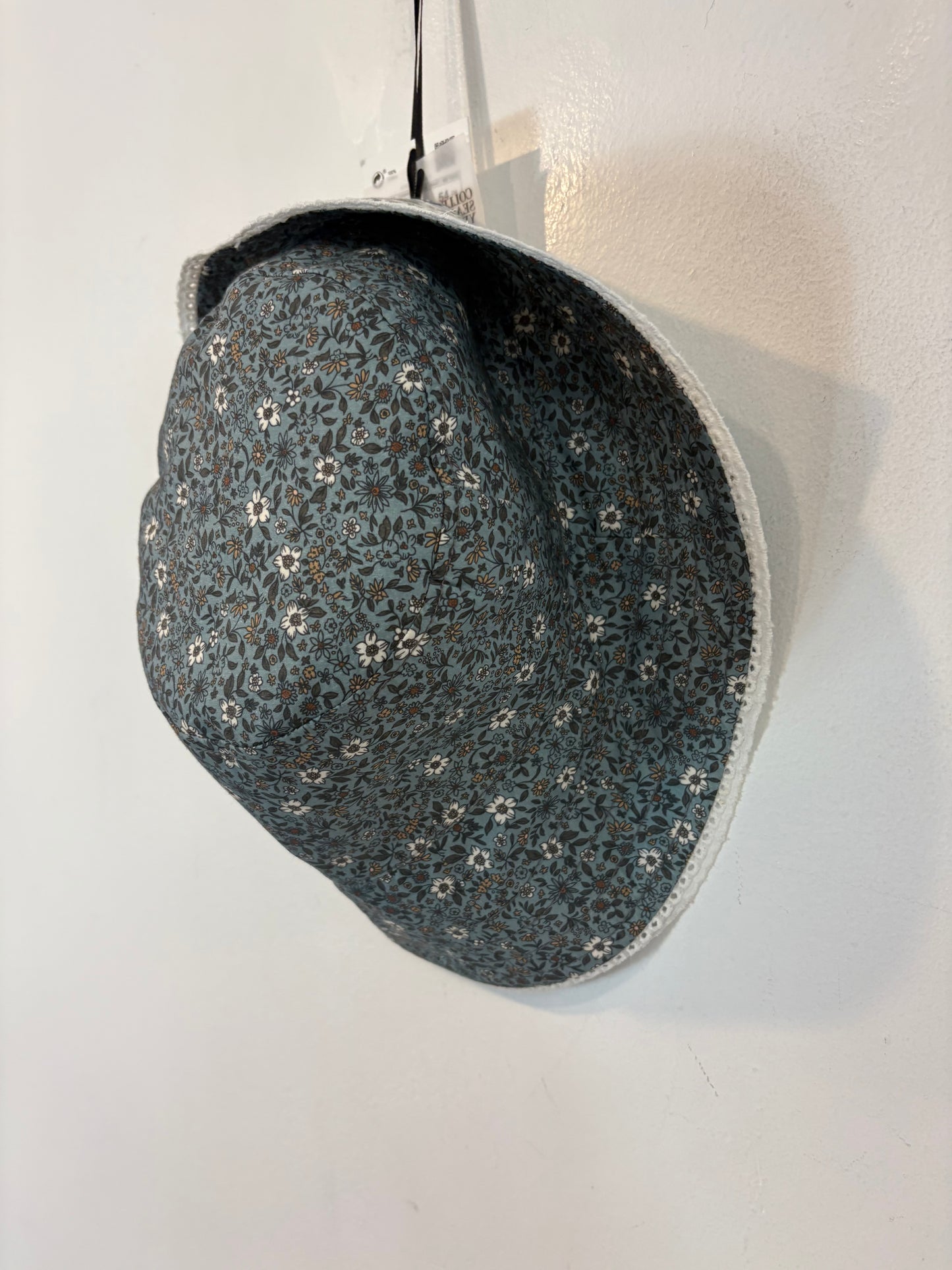 ZARA. Sombrero flores reversible