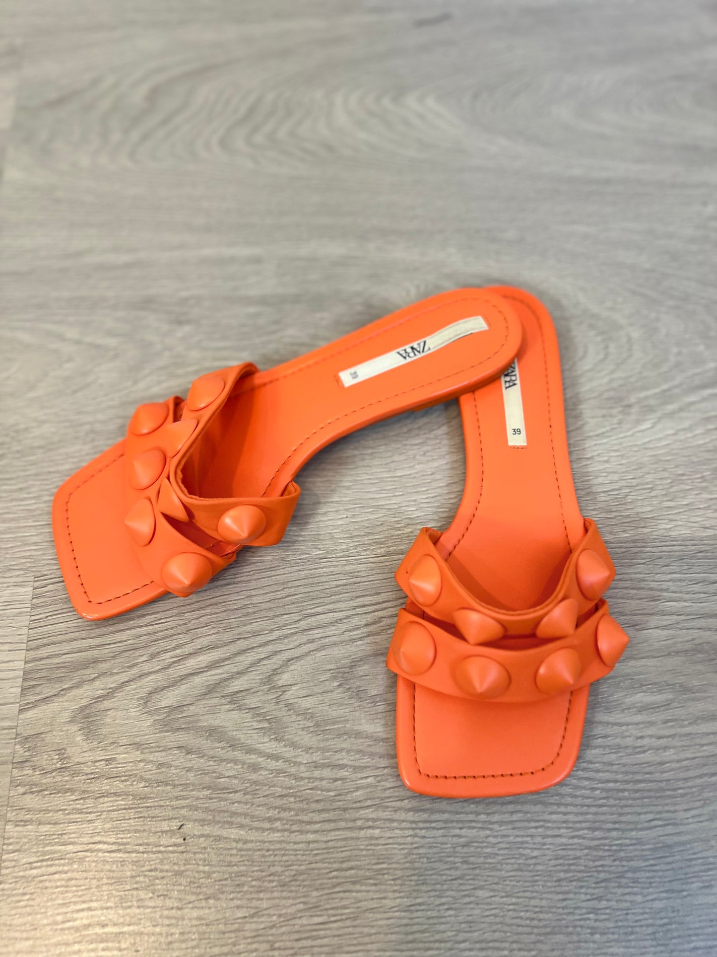 ZARA. Sandalias planas naranjas T.39