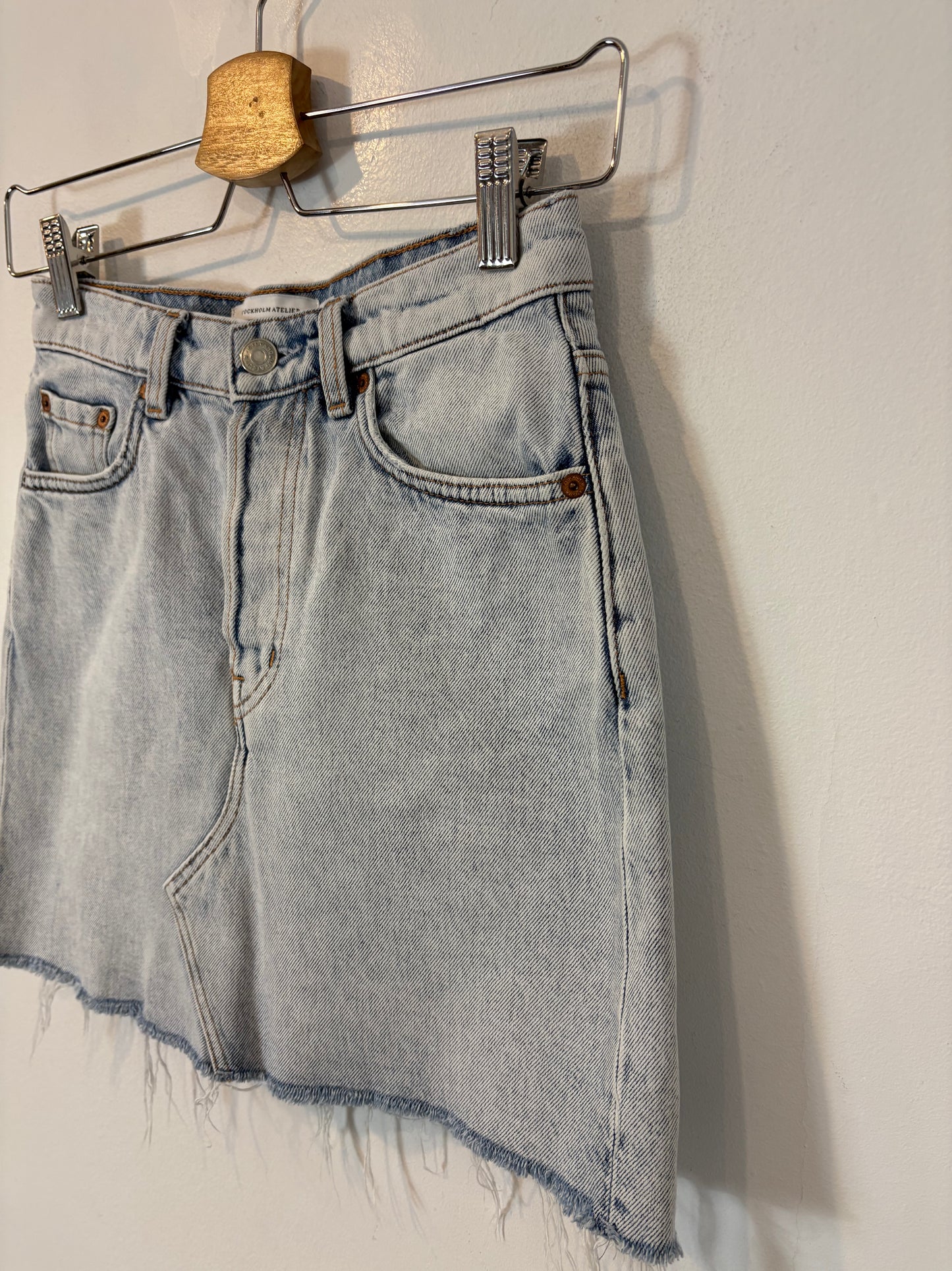 &OTHER STORIES. Falda denim abotnada