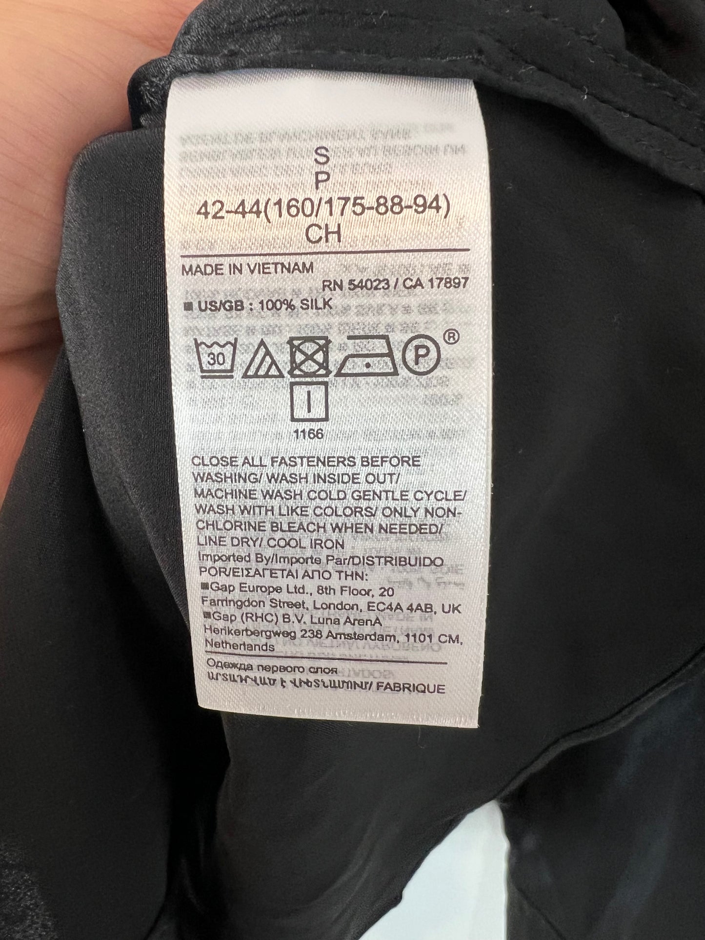 BANANA REPUBLIC. Black silk Ts blouse