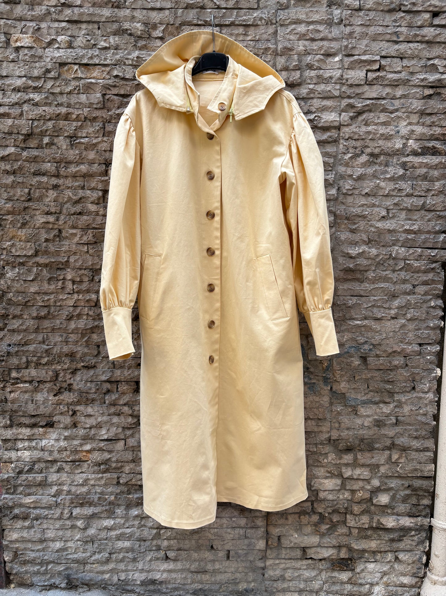 MAGNOLYA. Gabardina capucha pastel