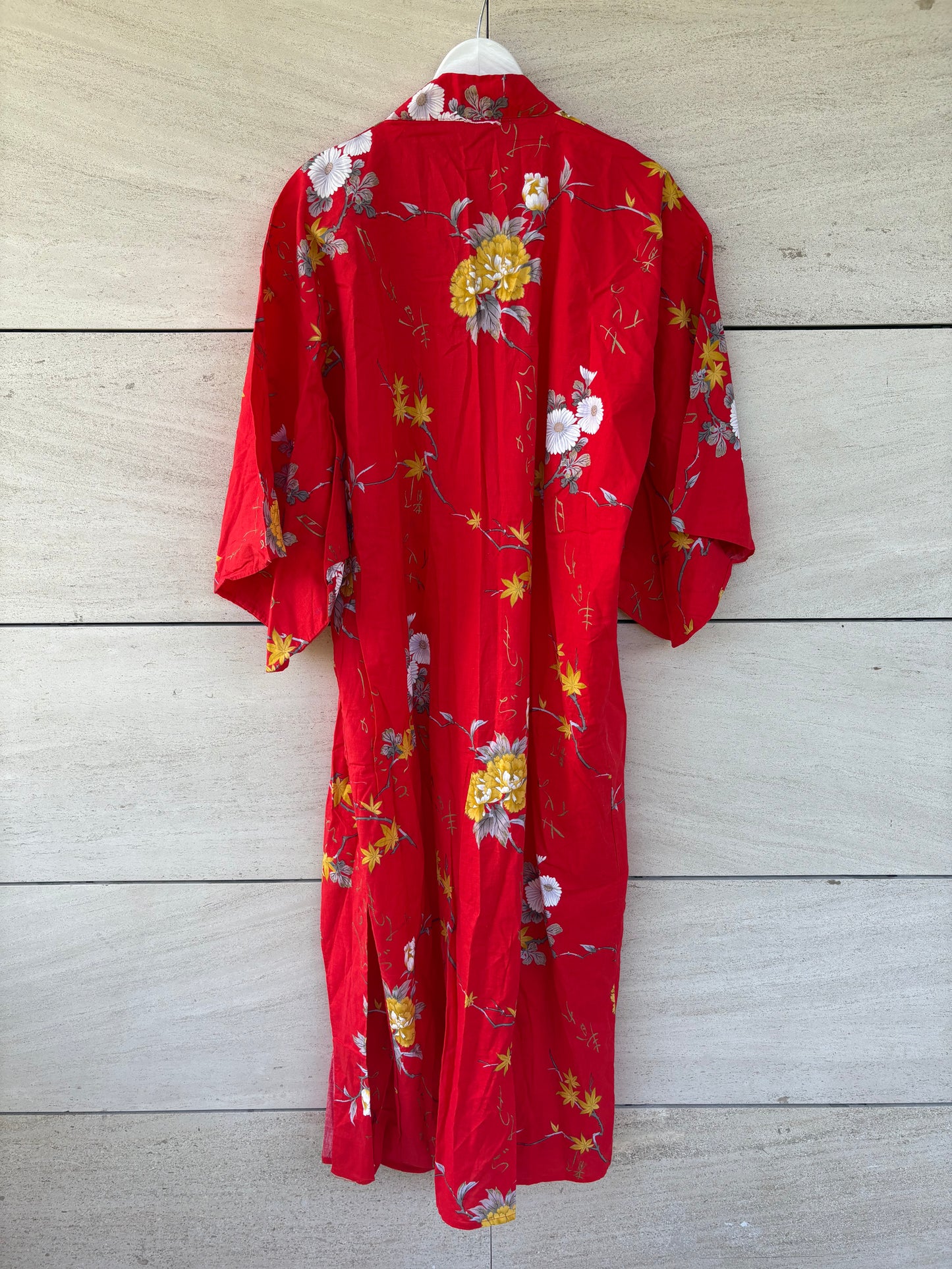 Kimono japonés rojo estampado