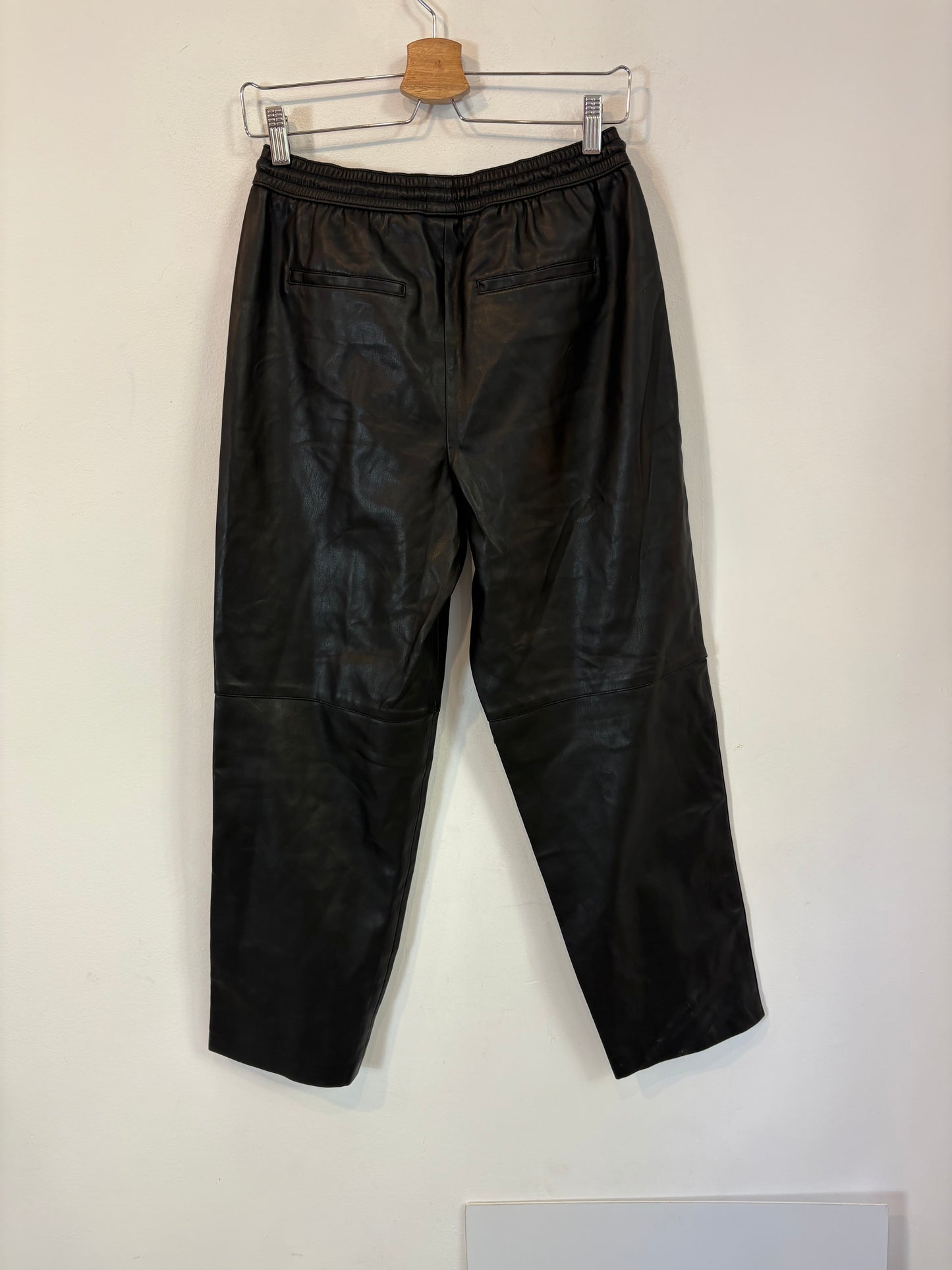 MANGO. Pantalón negro efecto piel