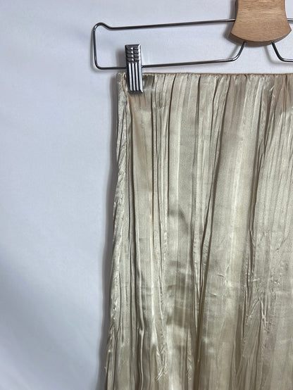 ZARA. Falda midi textura dorada. T XS