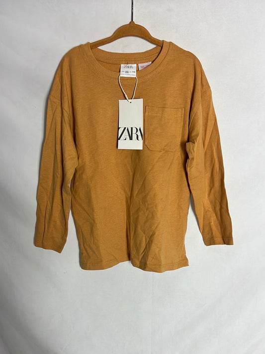 ZARA. Camiseta manga larga mostaza . T 4-5 años