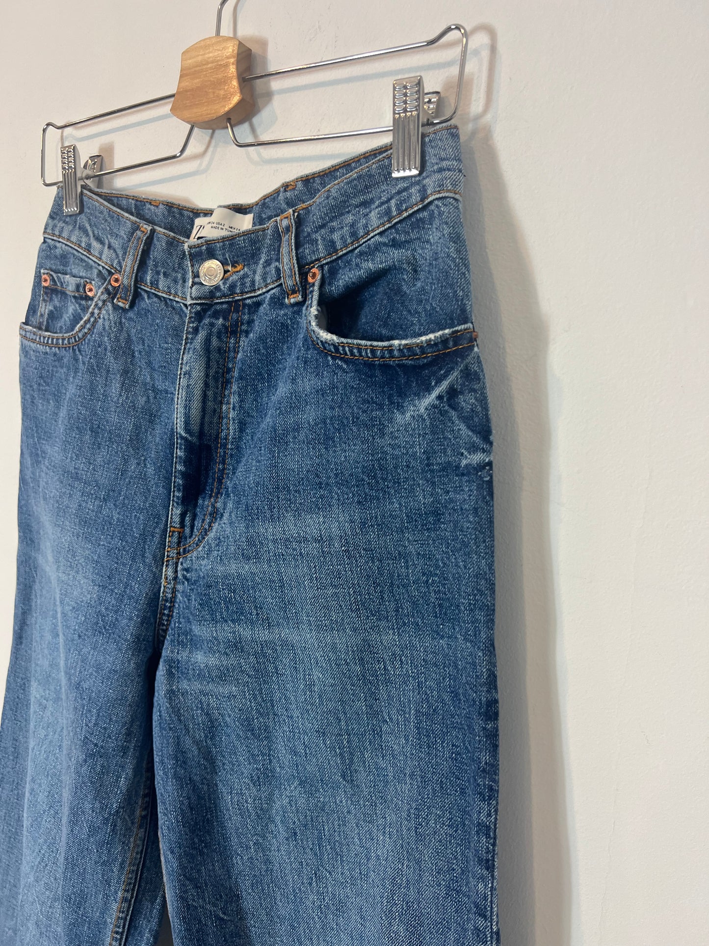 ZARA. Denim recto lavado medio. T 34
