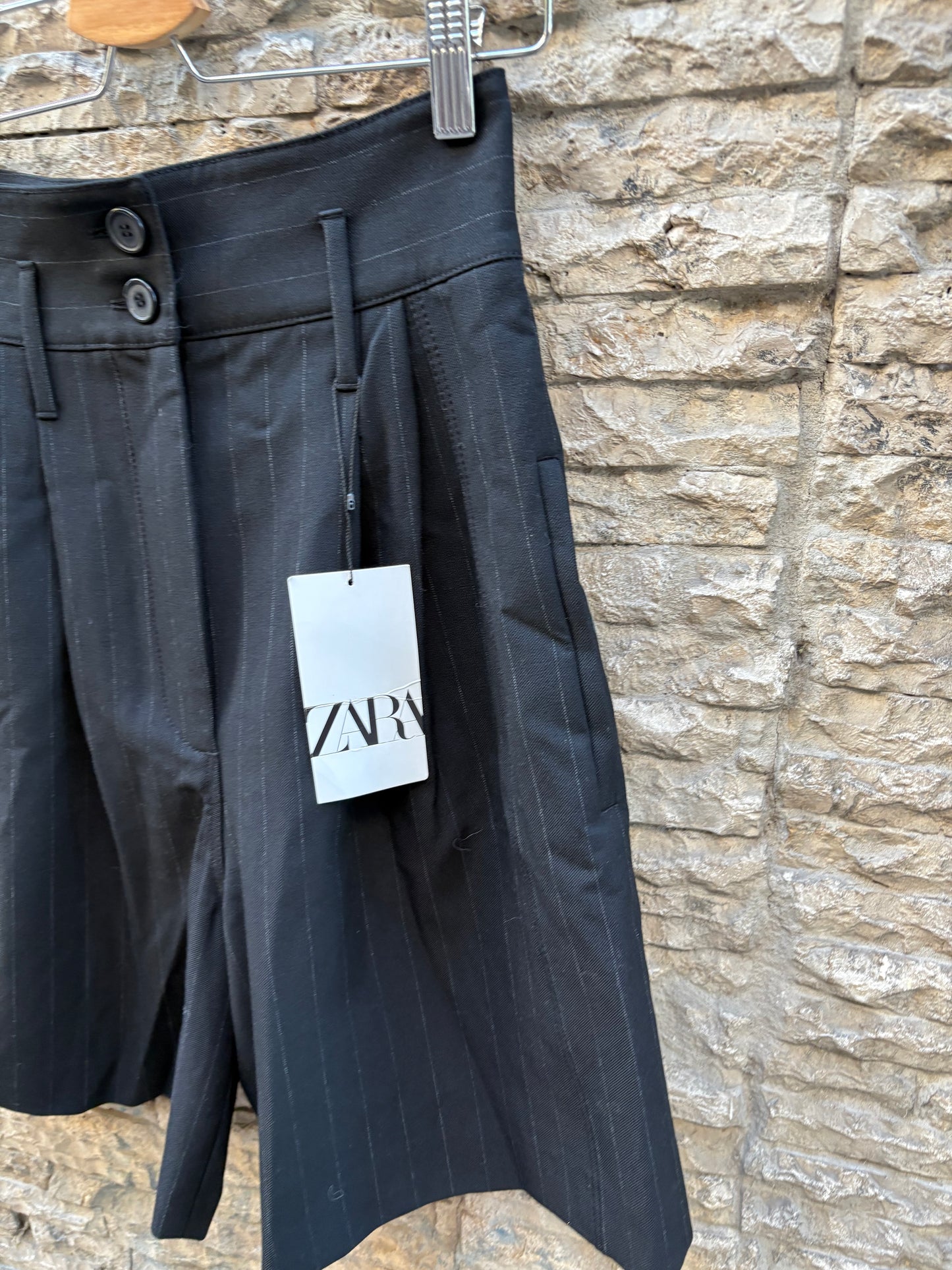 ZARA. Bermuda negra raya