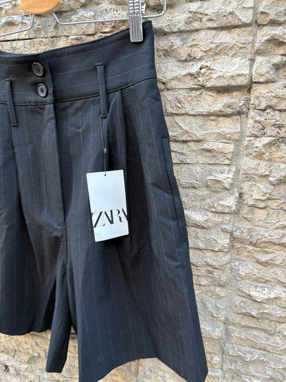 ZARA. Bermuda negra raya