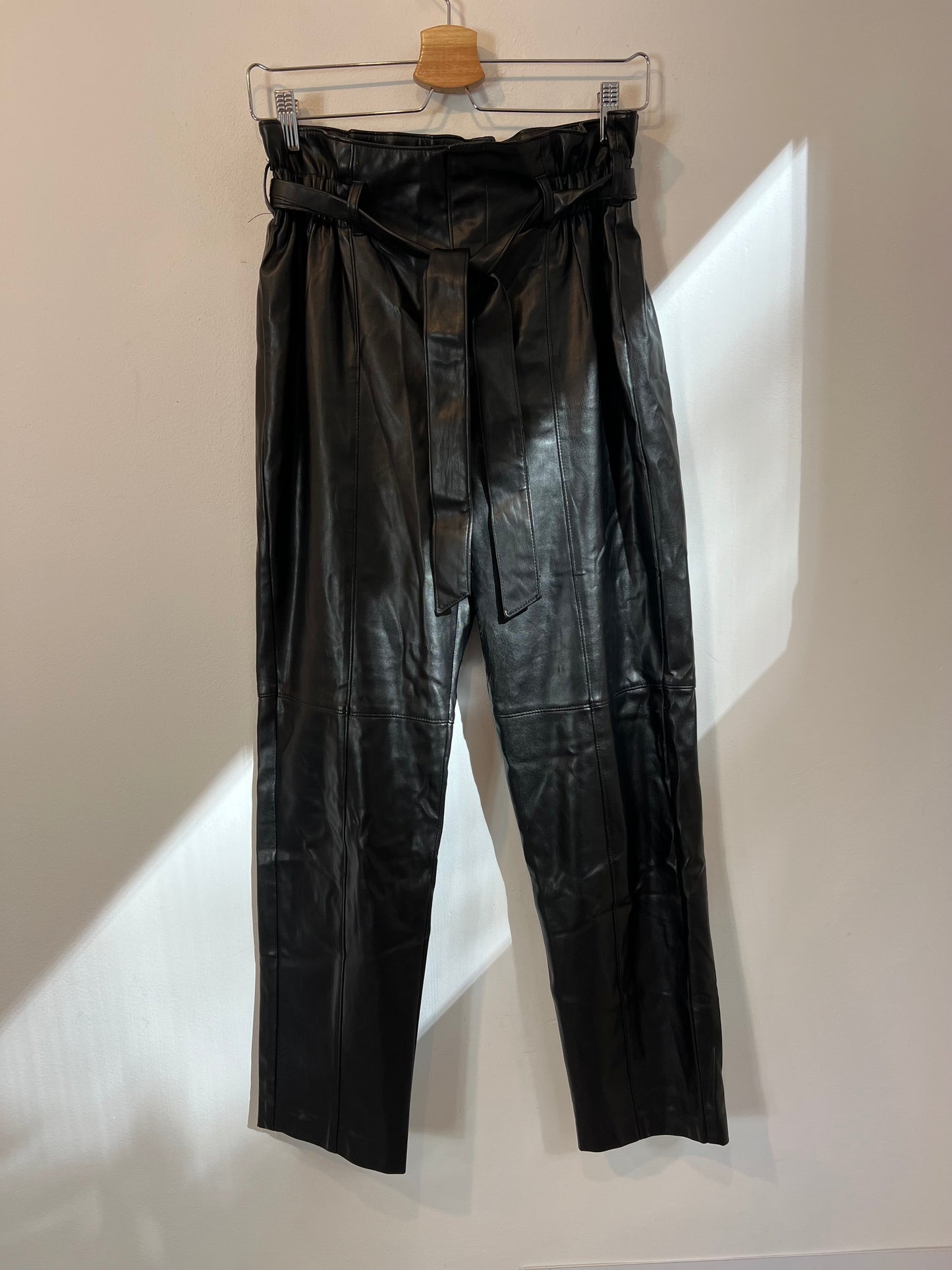 MANGO. Pantalón efecto piel  T.s