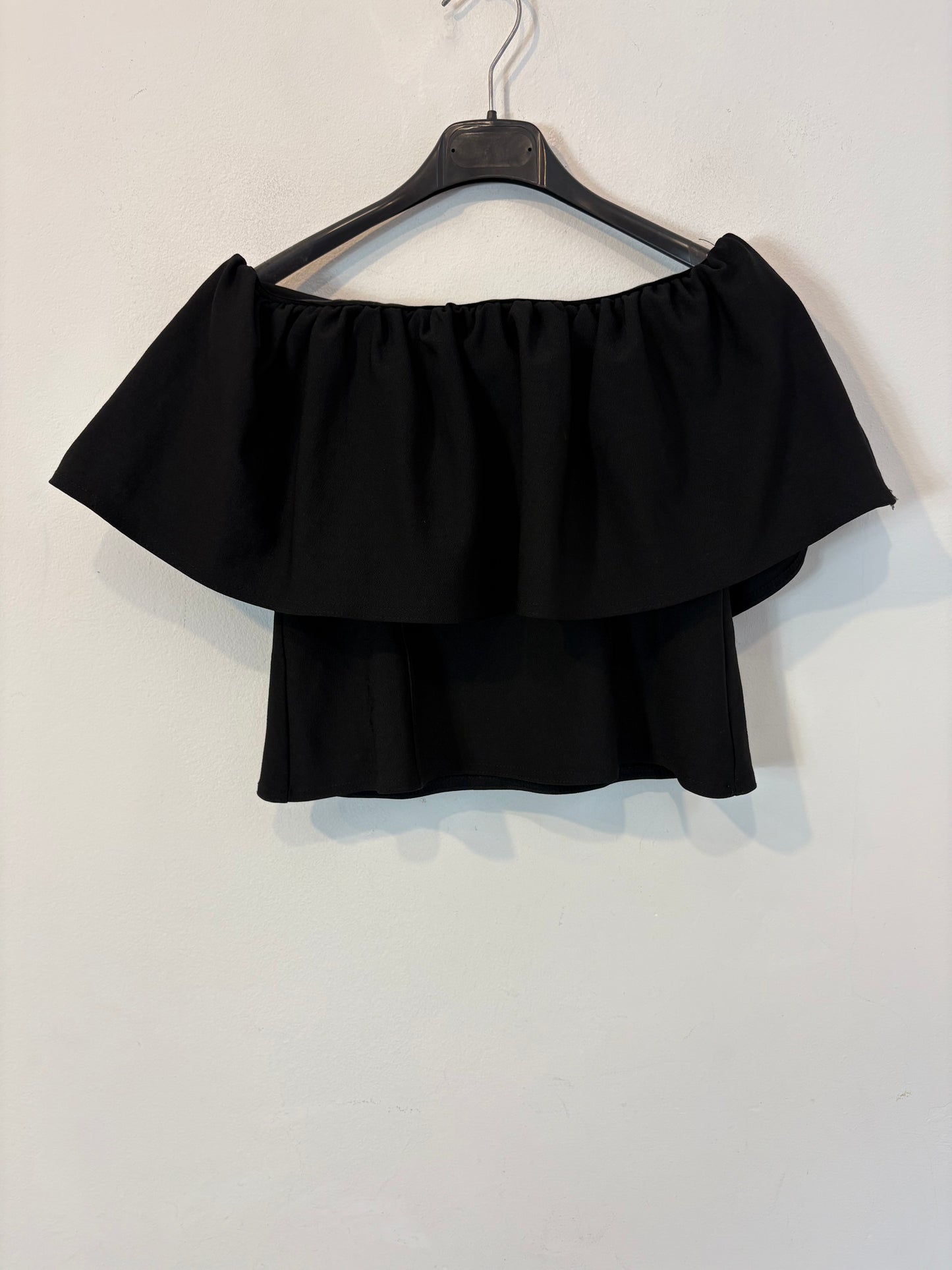 ZARA. Top negro volante