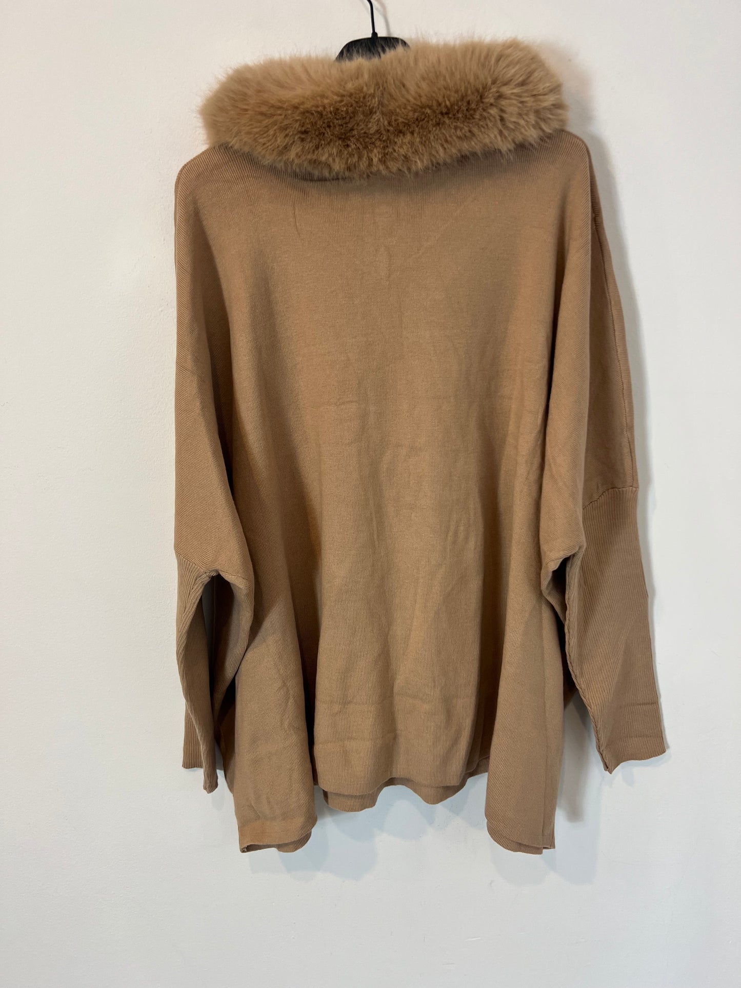 CARLOTA&CO. Jersey beige cuello pelo. T L