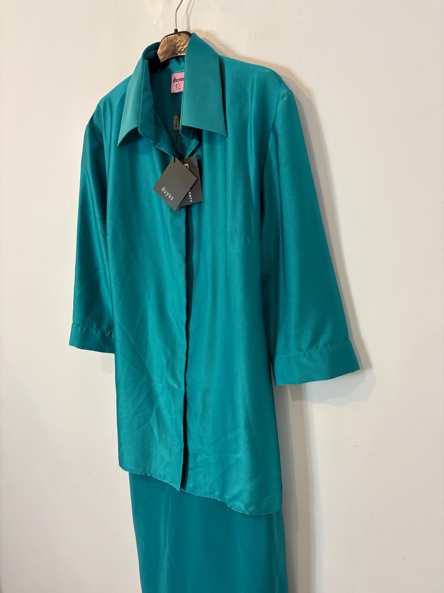 DUYOS. Vestido satinado dos piezas