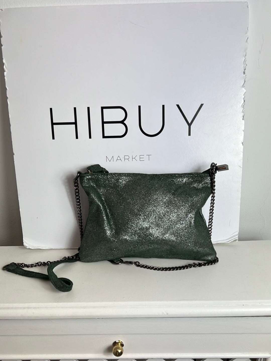 OTRAS. bolso piel verde brillo