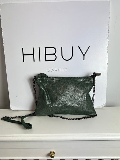 OTRAS. bolso piel verde brillo