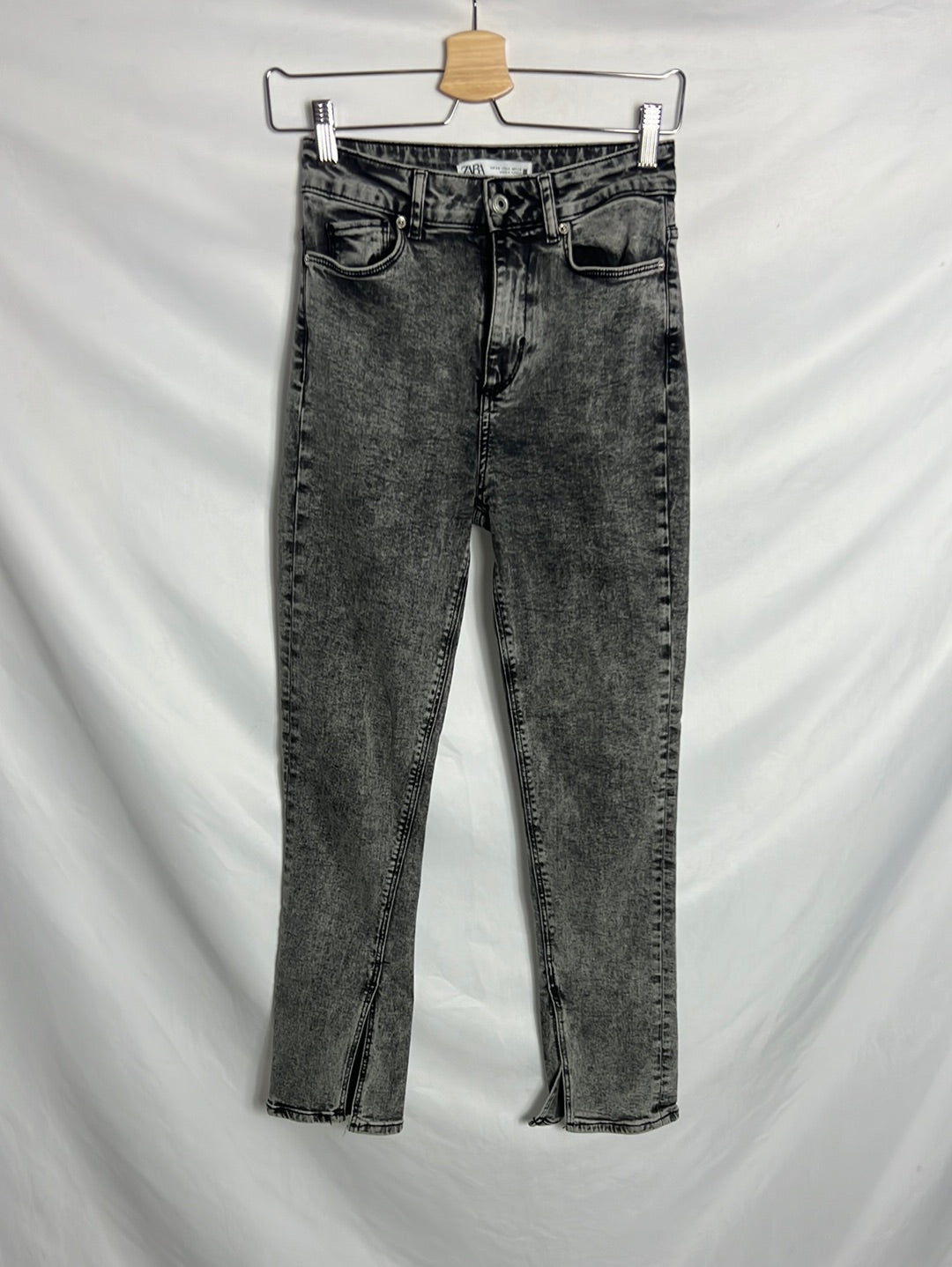 ZARA. Straight-leg gray denim trousers with slits. Size 34