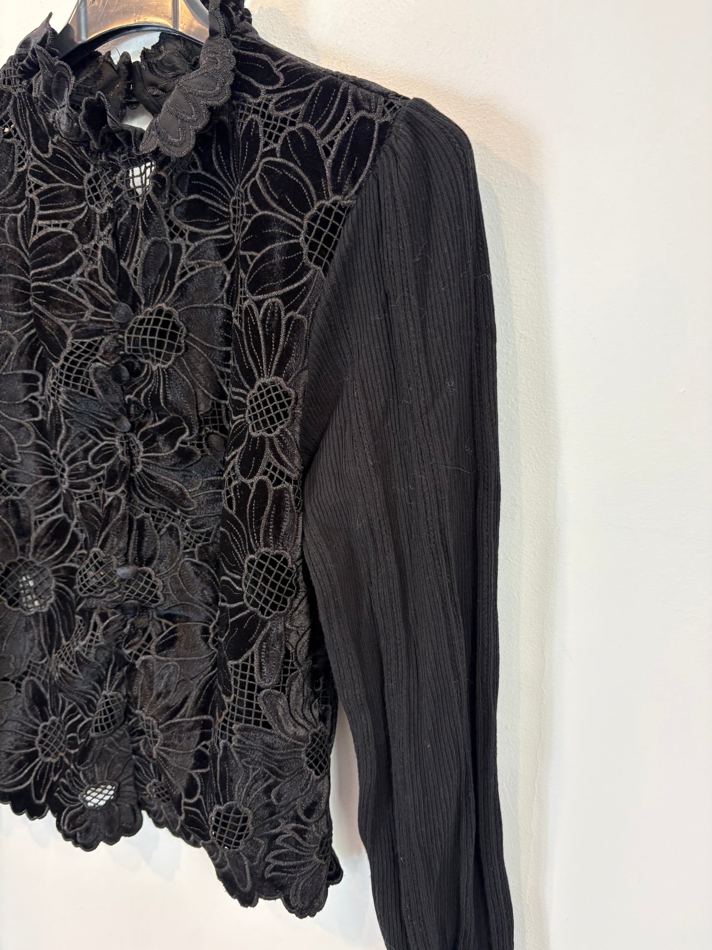 SANDRO. Top negro flores encaje T.2(s/m)