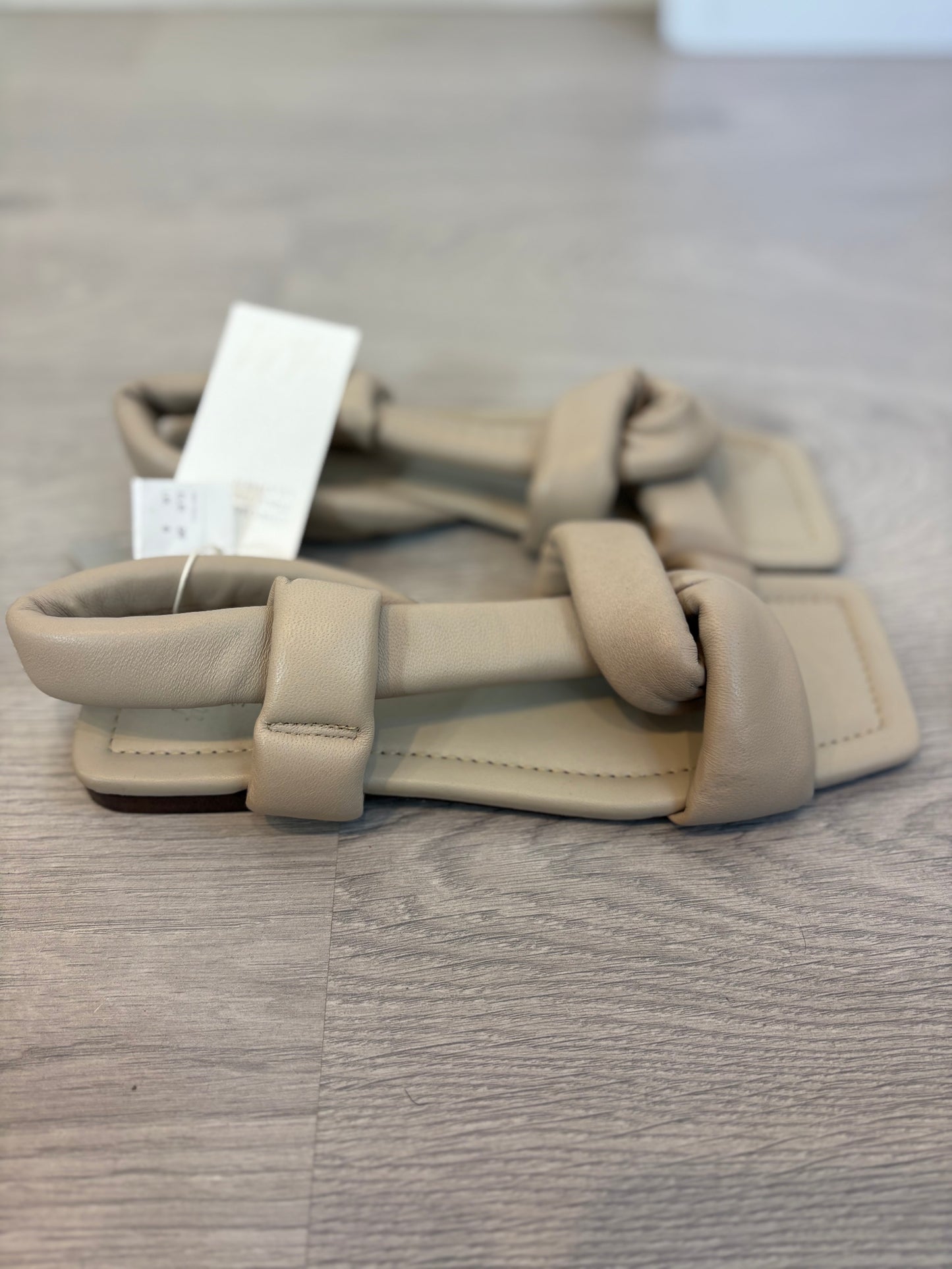 H&M. Sandalia piel cruzadas beige. T 39