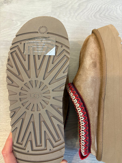 UGG Tazz. Zuecos borreguito