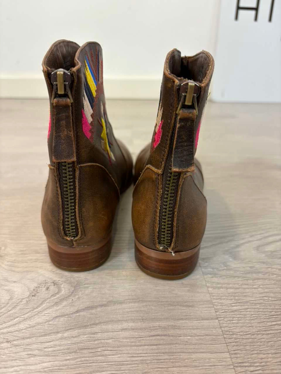CYNTHIA VINCENT. Botines piel bordados. T 38