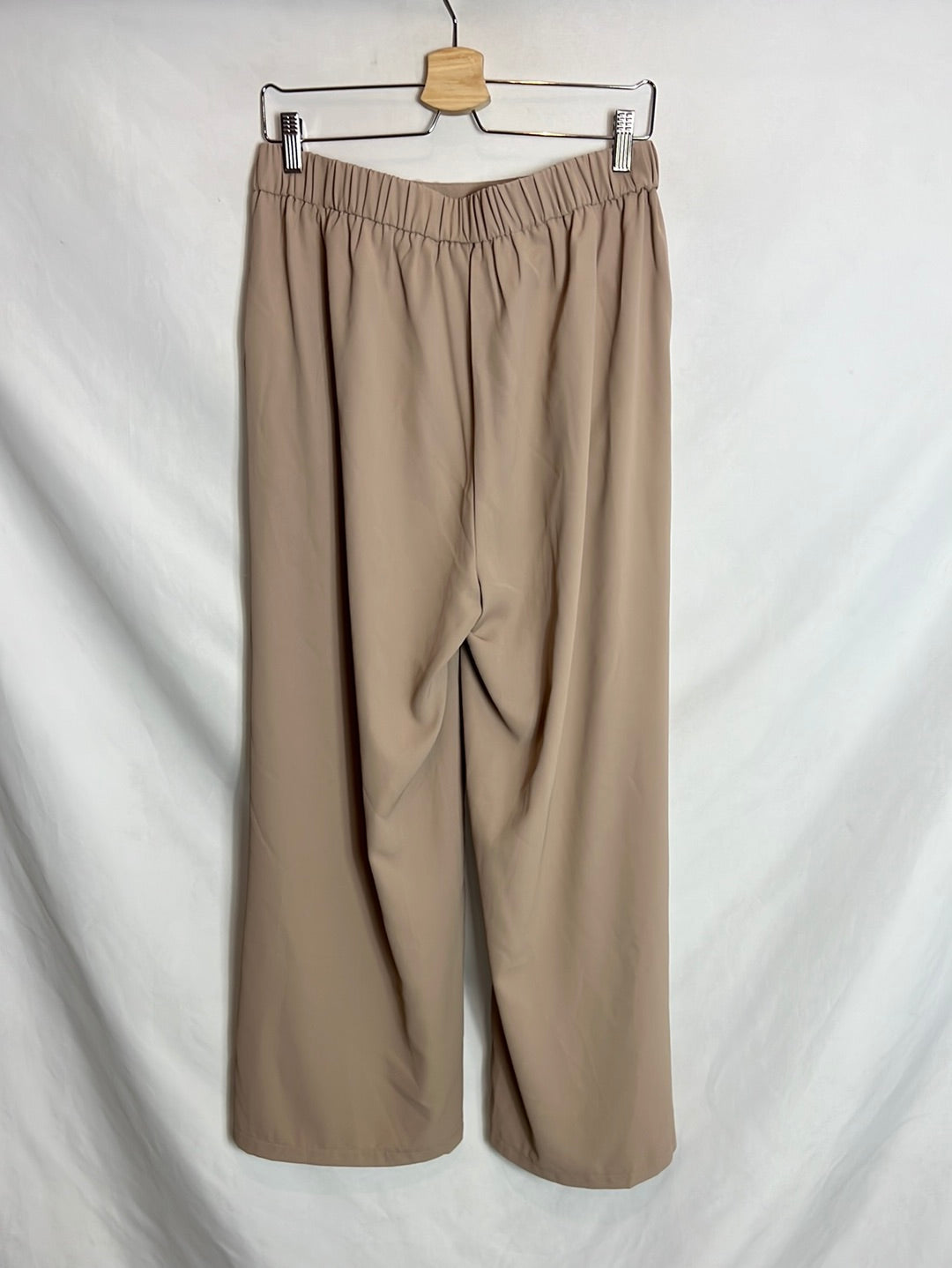 SHEIN. Beige pleated flowy pants. TL
